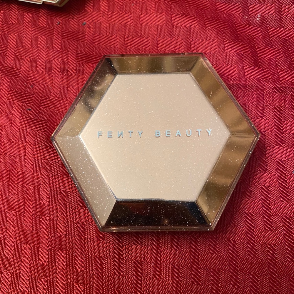 Fenty Beauty Highlighter Diamond Bomb
